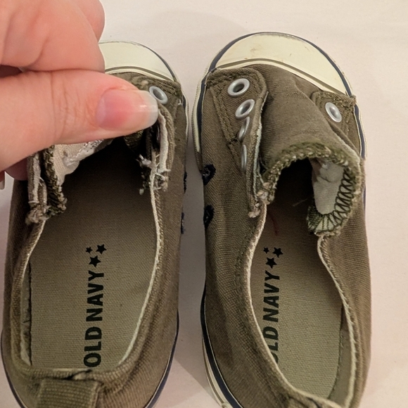 Old Navy Toddler Boy Green Canvas Slip-On Sneakers in Size 8 - Picture 11 of 11